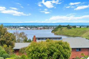 Sunset Retreat with Water Views Lakes Entrance